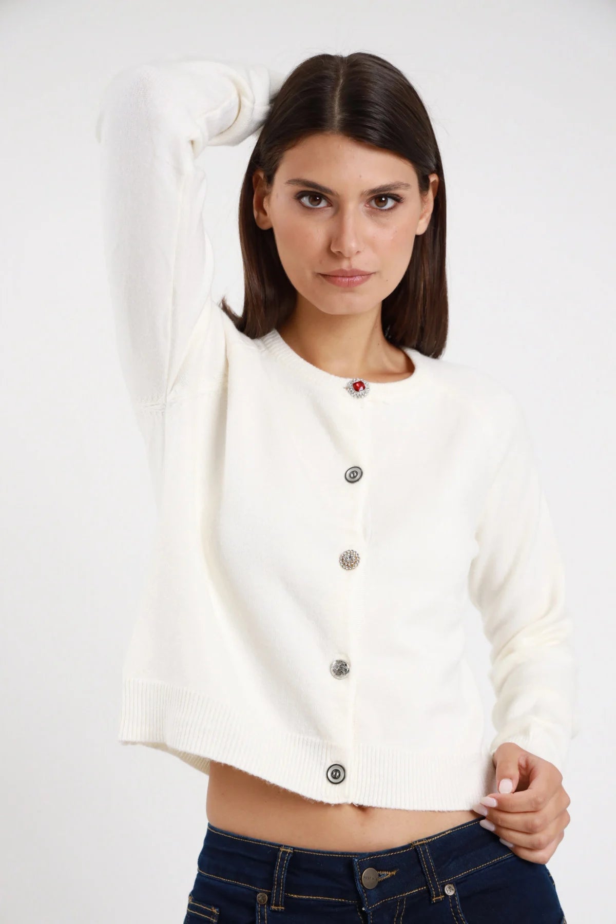 Cardigan Crop Bottoni Gioiello bianco panna 49% viscosa girocollo bottoni gioiello misti dettaglio frontale silhouette fitted slim crop - modella busto frontale sguardo frontale capelli castani scuri bob sfondo bianco jeans navy scuro