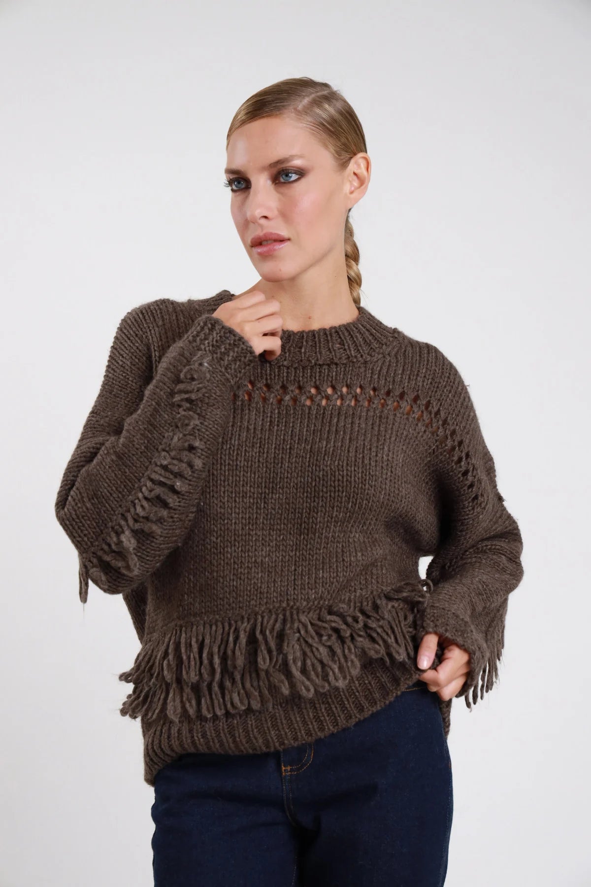 Maglione frange Susy Mix marrone, indossato con jeans e dettaglio delle frange sul fondo e sulle maniche