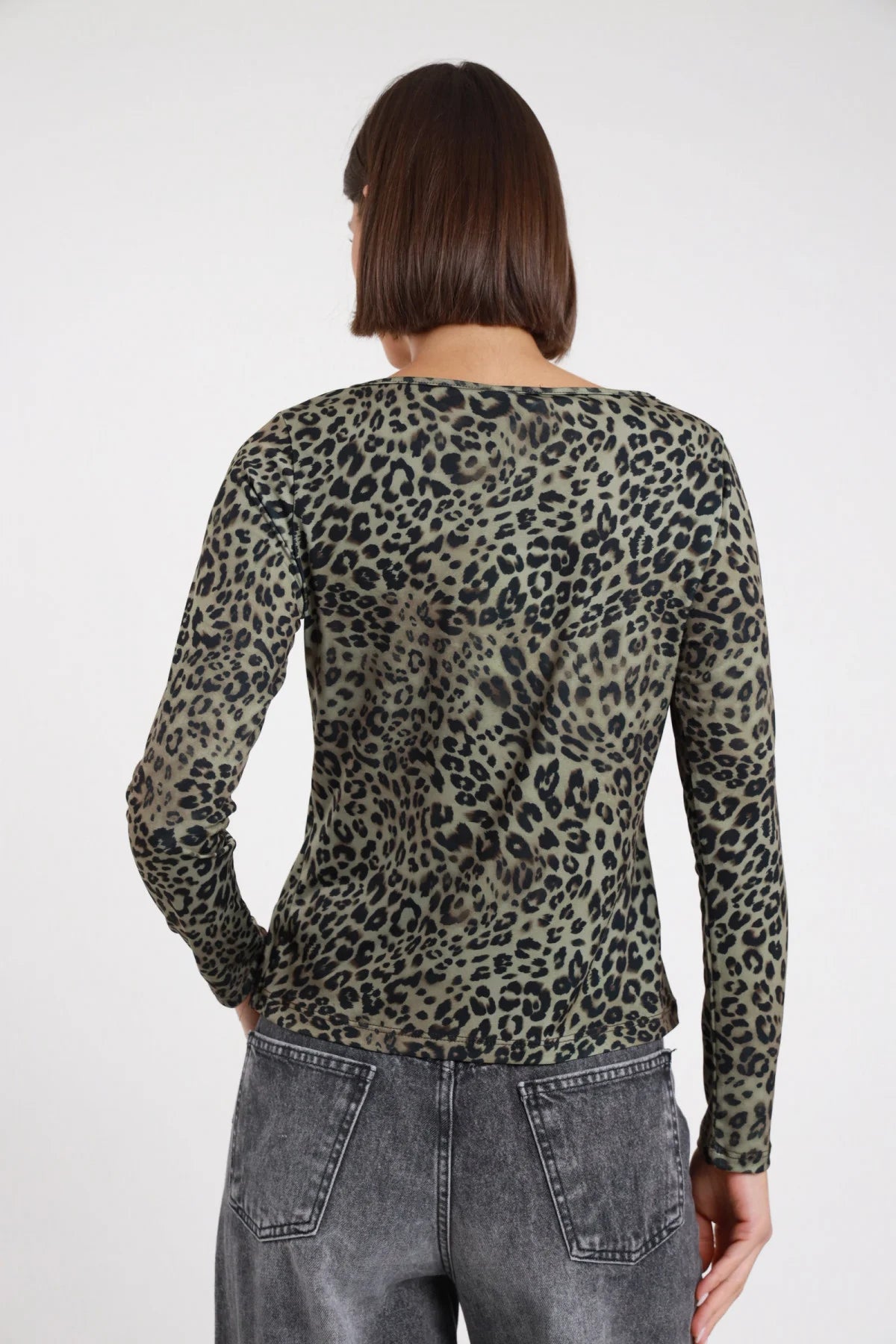 Maglia animalier Susy Mix verde oliva e nera, vista posteriore della linea aderente e delle maniche lunghe