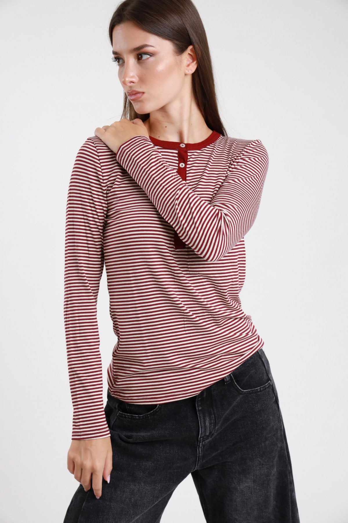 Maglia righe bordeaux e panna donna con bottoni frontali e collo bordeaux - vista laterale con jeans neri