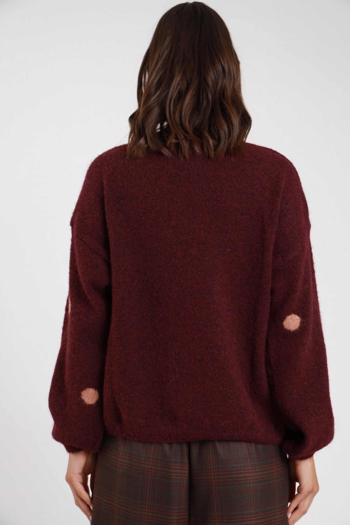 Pullover maglia bouclé eyelash maxi pois jacquard bicolore bordeaux barolo rosa antico cipria batwing oversize boxy girocollo costine retro intera - modella retro intera sguardo non visibile capelli castani scuri lisci sfondo bianco gonna check tartan