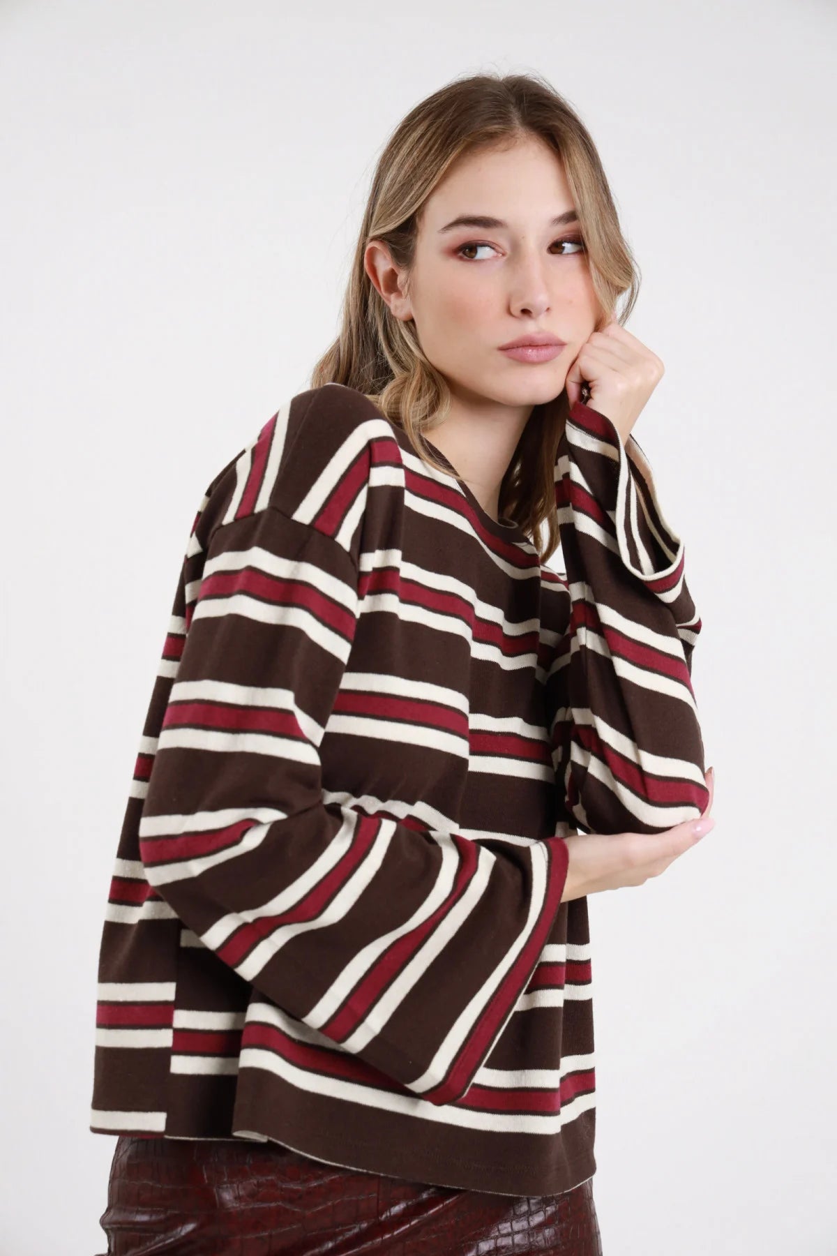 T-shirt Susy Mix marrone con righe panna e bordeaux, vista di tre quarti delle maniche lunghe ampie