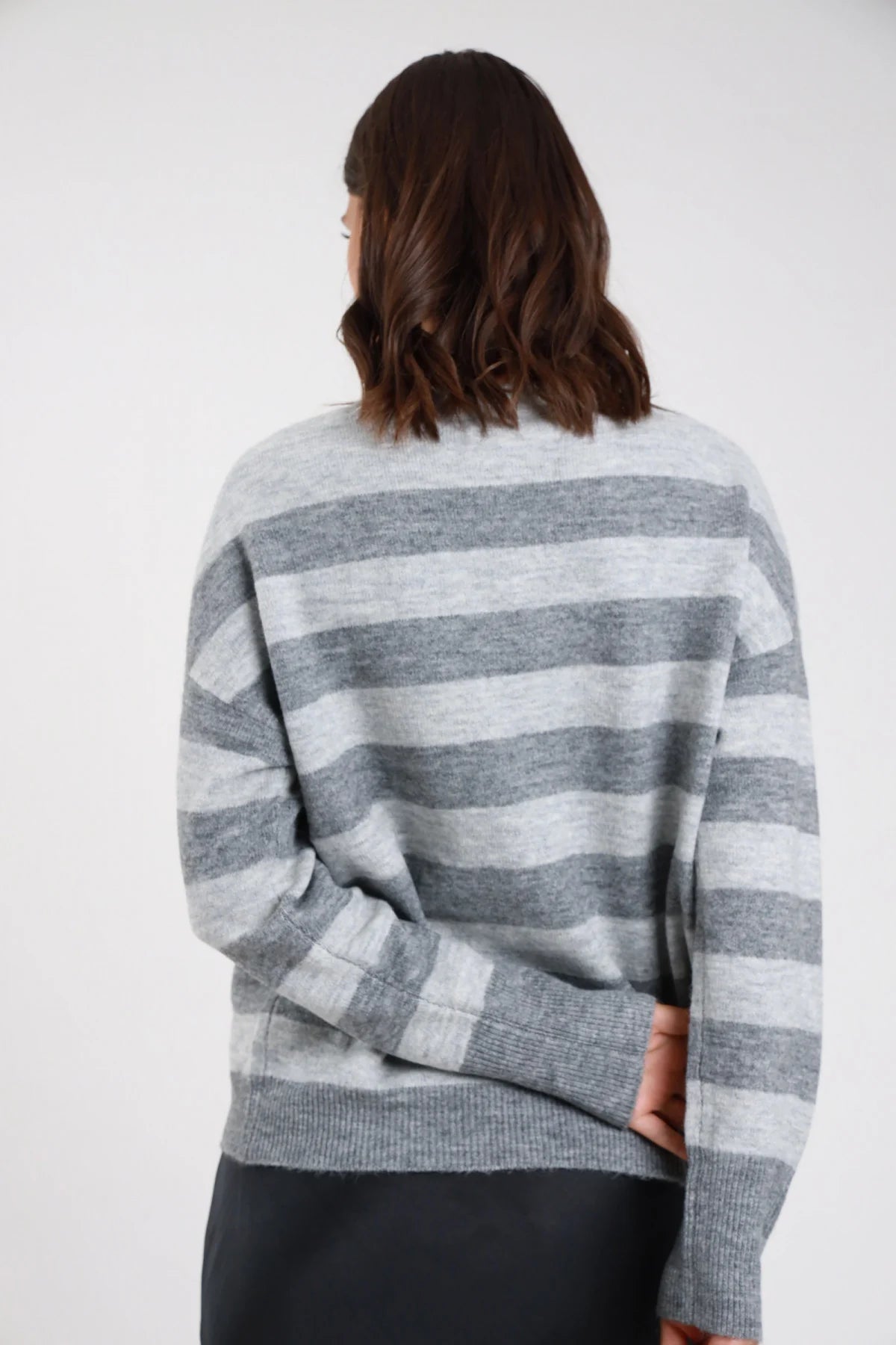 Pullover righe orizzontali wide bicolor lilla viola chiaro viola scuro maglia fine jacquard girocollo coste manica balloon raglan polsino coste oversize relaxed frontale tre quarti mani tasche - modella frontale tre quarti mani tasche sguardo laterale capelli castani lisci sfondo bianco jeans grigio