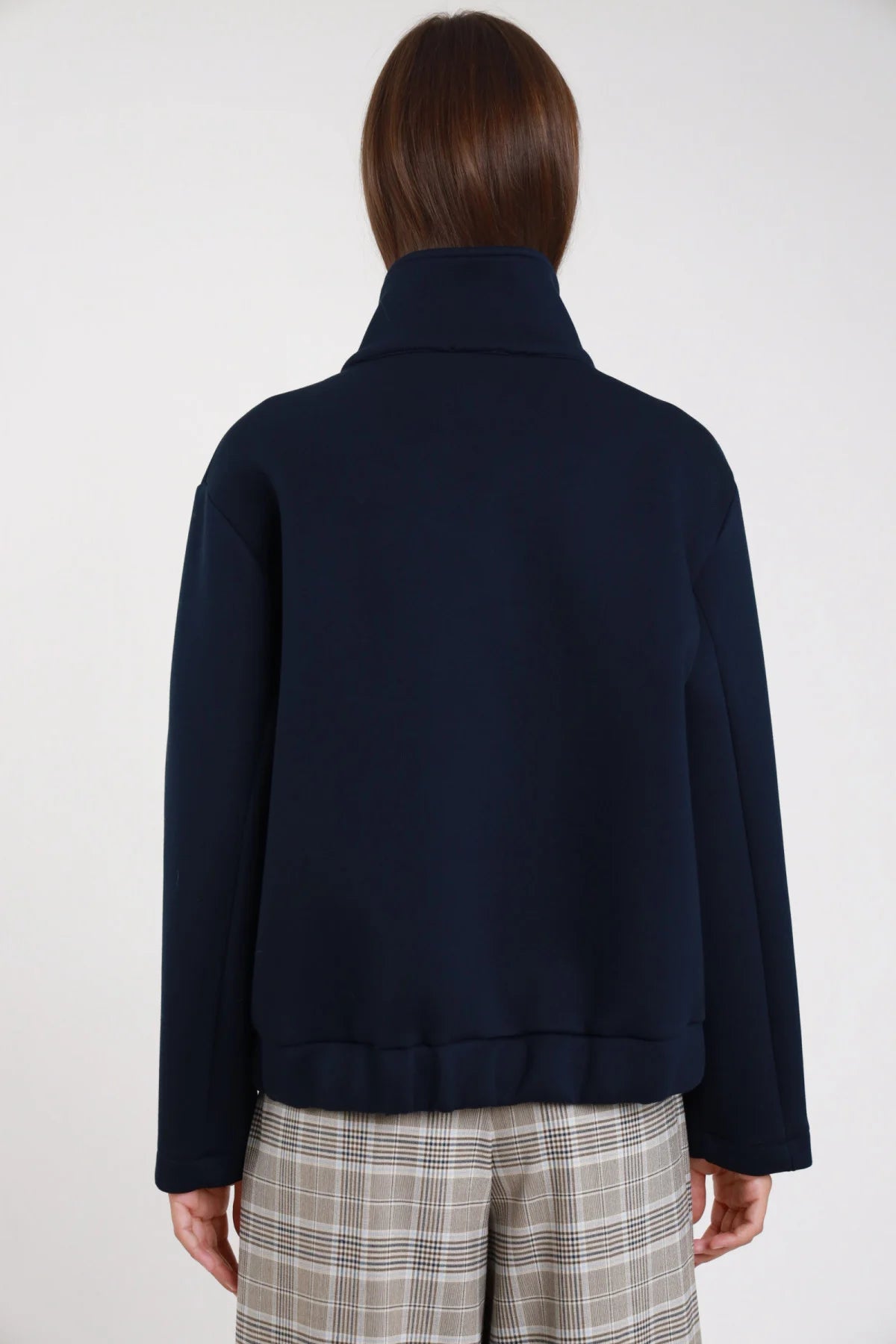 Montgomery boxy crop blu navy - modella vista posteriore intera dettaglio dorso ampio e maniche wide con pantaloni principe di Galles