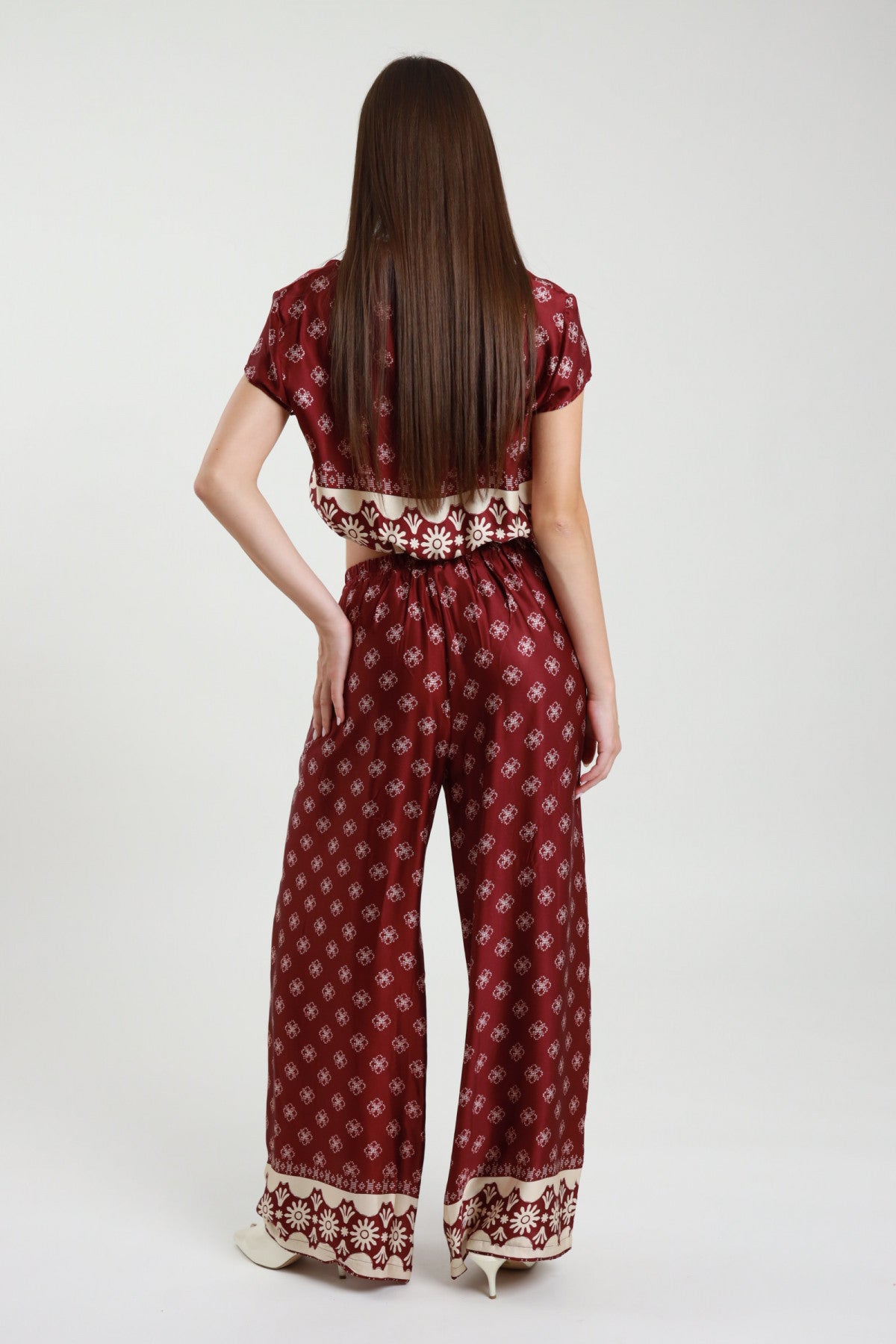 Pantalone palazzo fantasia bordeaux Susy Mix – vista posteriore con gamba ampia e bordo decorativo