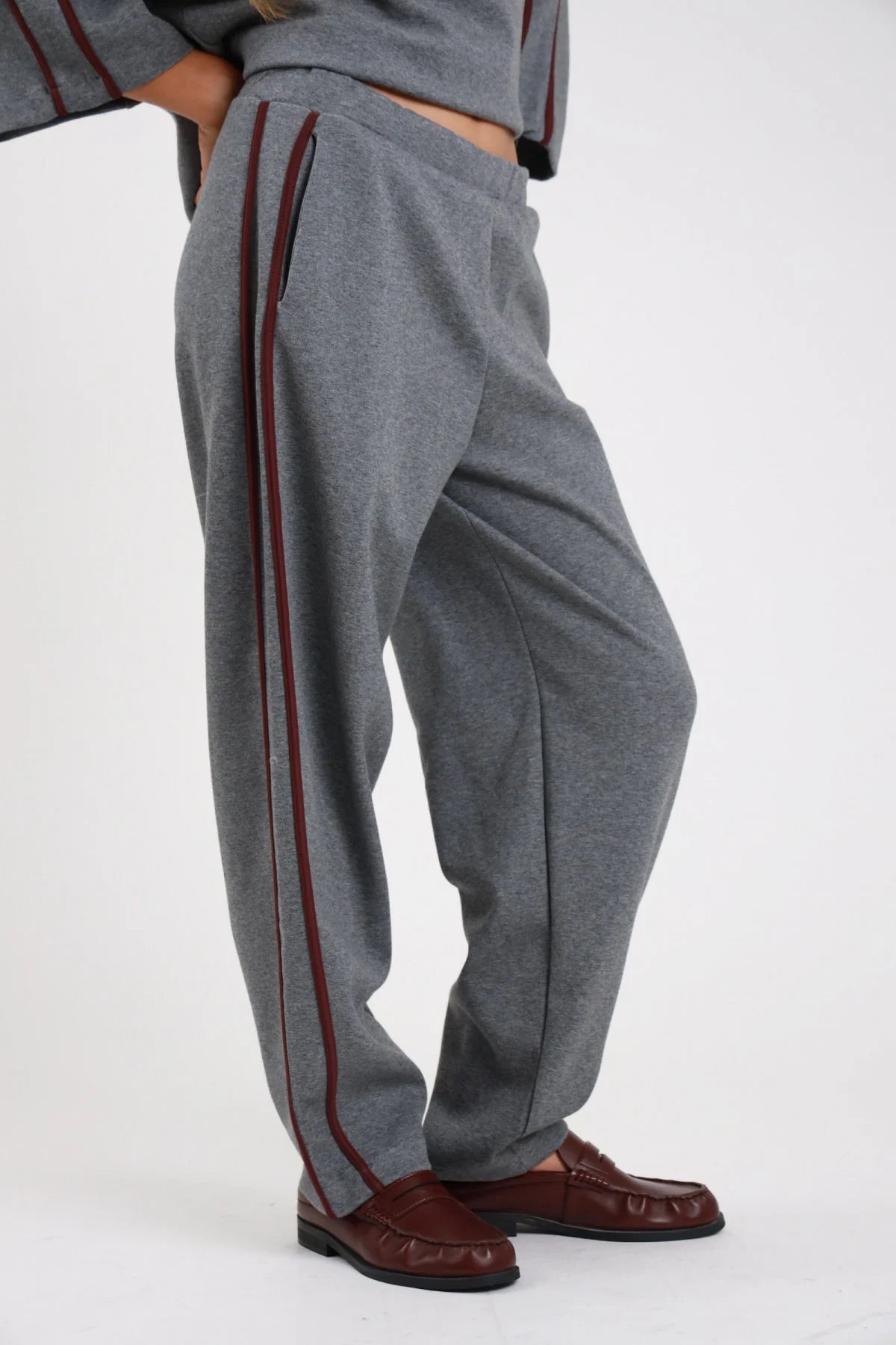 Pantalone barrel bande grigio melange dettaglio vita elastica coulisse tasche laterali filo bande borgogna coordinato felpa grigia - dettaglio vita laterale bande borgogna coulisse tasche felpa grigia bande borgogna loafer bordeaux