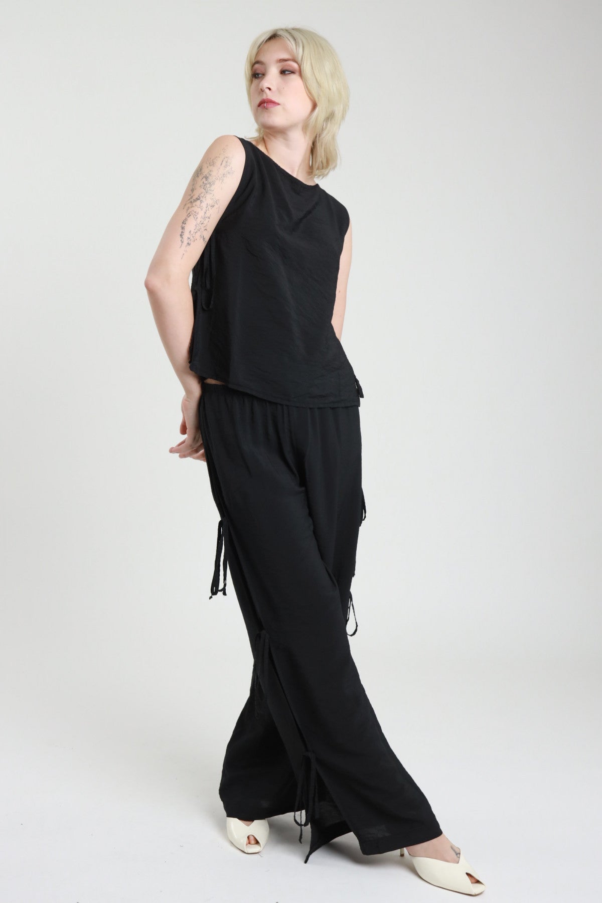 PANTALONE FIOCCHETTI LACCINI LATERALI