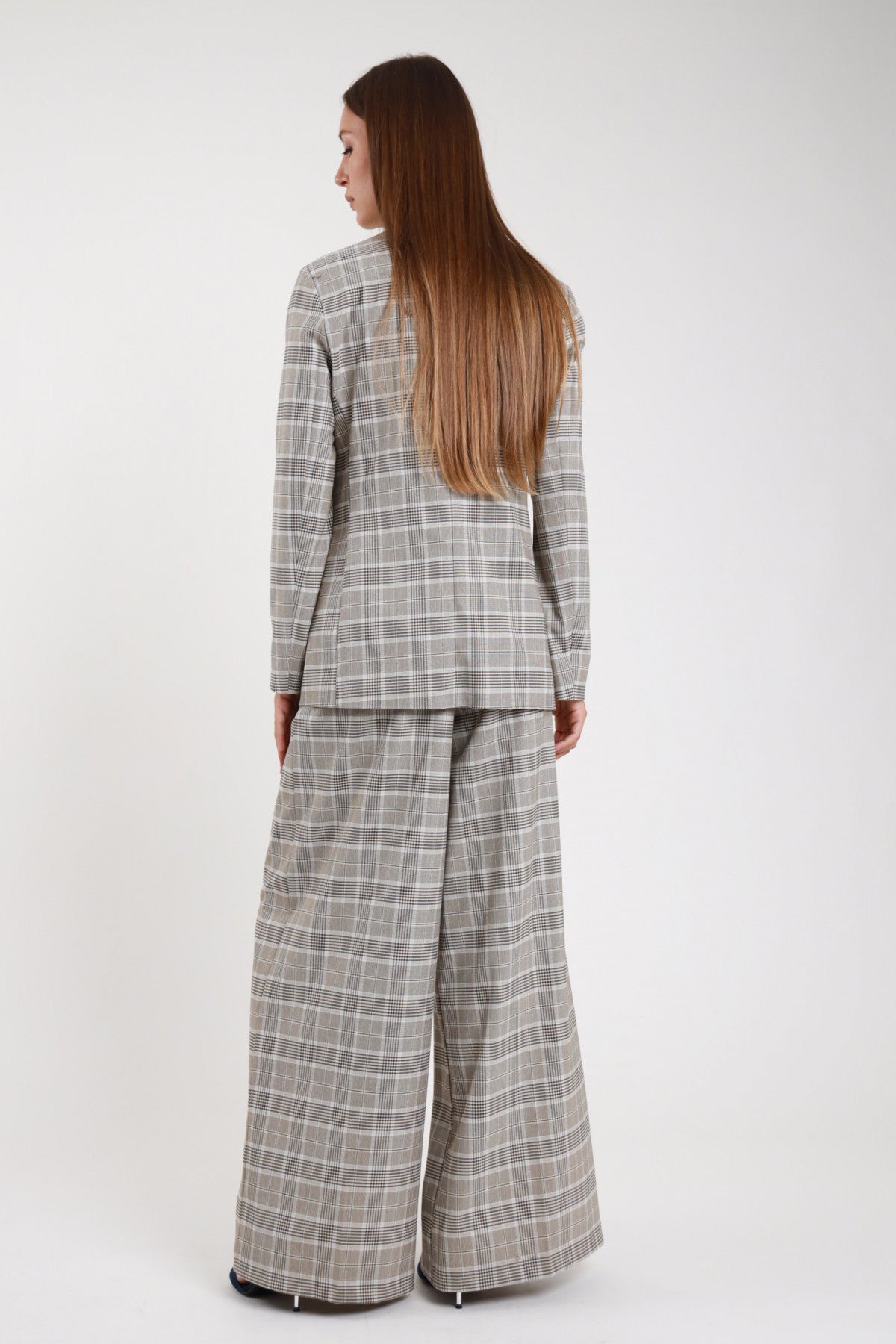 Pantalone palazzo check principe di galles - modella vista posteriore intera con blazer check coordinato e sandali neri