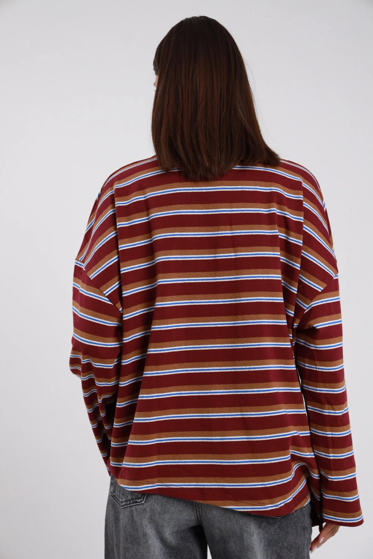 Polo Oversize Rugby Righe Multicolor bordeaux marrone cammello blu elettrico bianco 77% cotone manica drop batwing larghissima silhouette maxi oversize boxy fondo dritto asimmetrico posteriore - modella intera posteriore posa statica capelli castani lisci sfondo bianco jeans grigio antracite