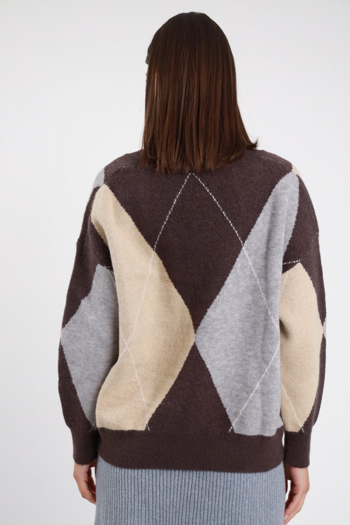 Pullover Scollo V Rombi Argyle Maxi colorblock nero cammello beige cioccolato marrone 40% acrilico maniche batwing bordo fondo costina nera silhouette oversize frontale 3/4 - modella busto 3/4 frontale sguardo laterale capelli biondi mossi sfondo bianco jeans grigio antracite
