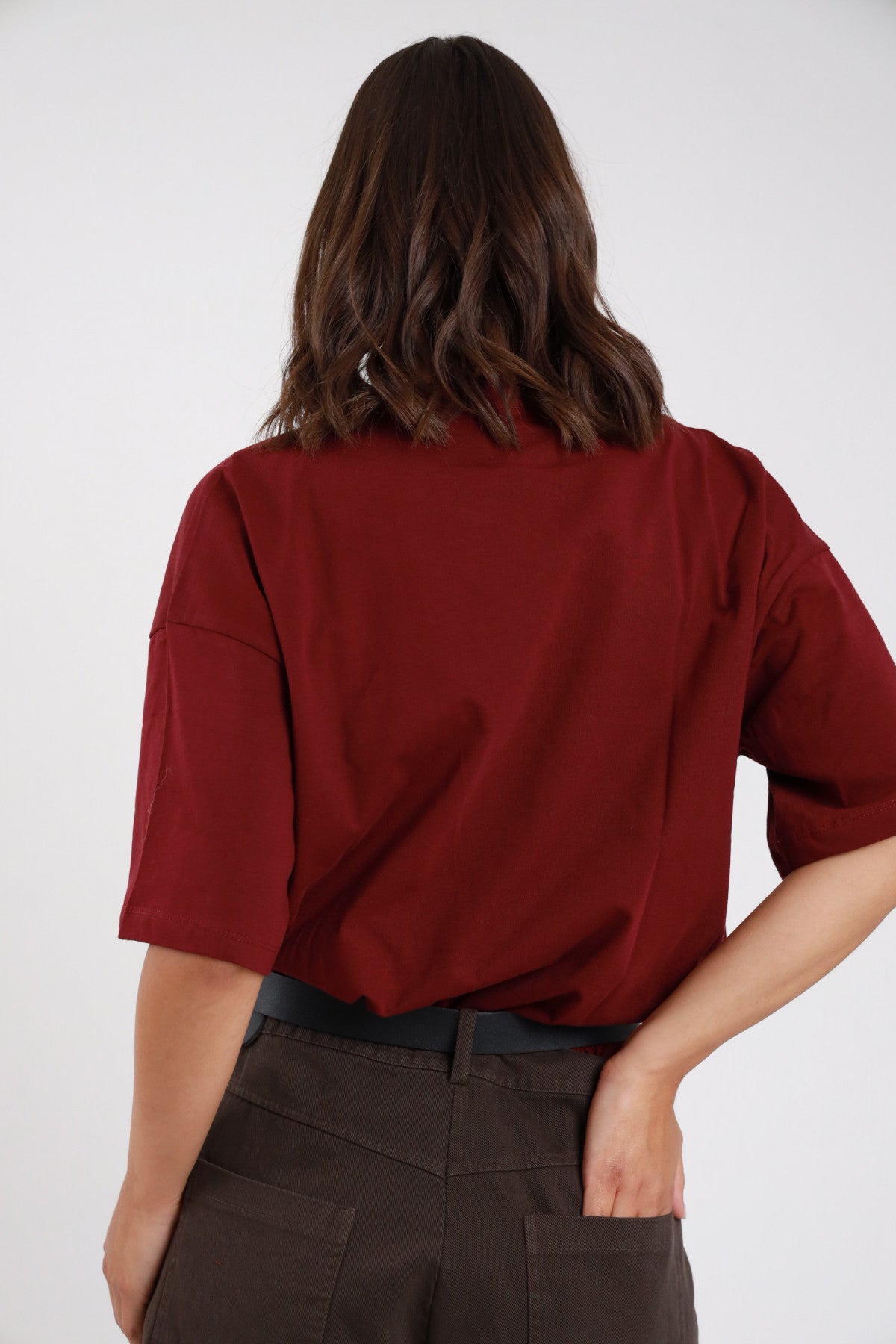 T-shirt bordeaux rosso mattone oversize boxy cropped taschina applicata patchwork seta raso multicolor righe bordeaux panna nero patch floreale rosso bianco blu patch geometric tile blu verde frange lunghe bordeaux rosso mattone pendenti girocollo manica corta drop shoulder frontale busto sguardo frontale intenso - modella frontale busto sguardo frontale intenso capelli castani scuri lisci cintura nera sfondo bianco grigio
