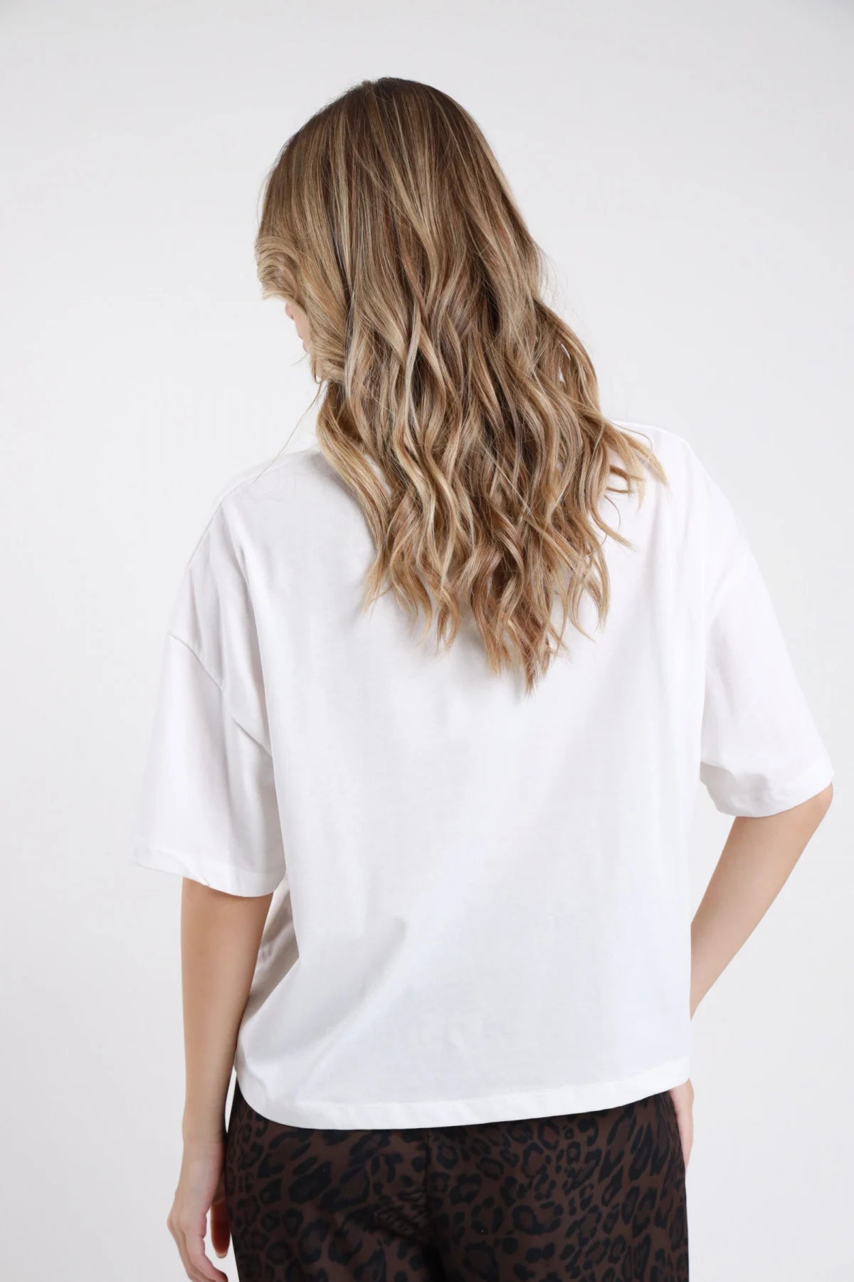 T-shirt Enjoy bianca da donna a maniche corte, retro tinta unita indossata