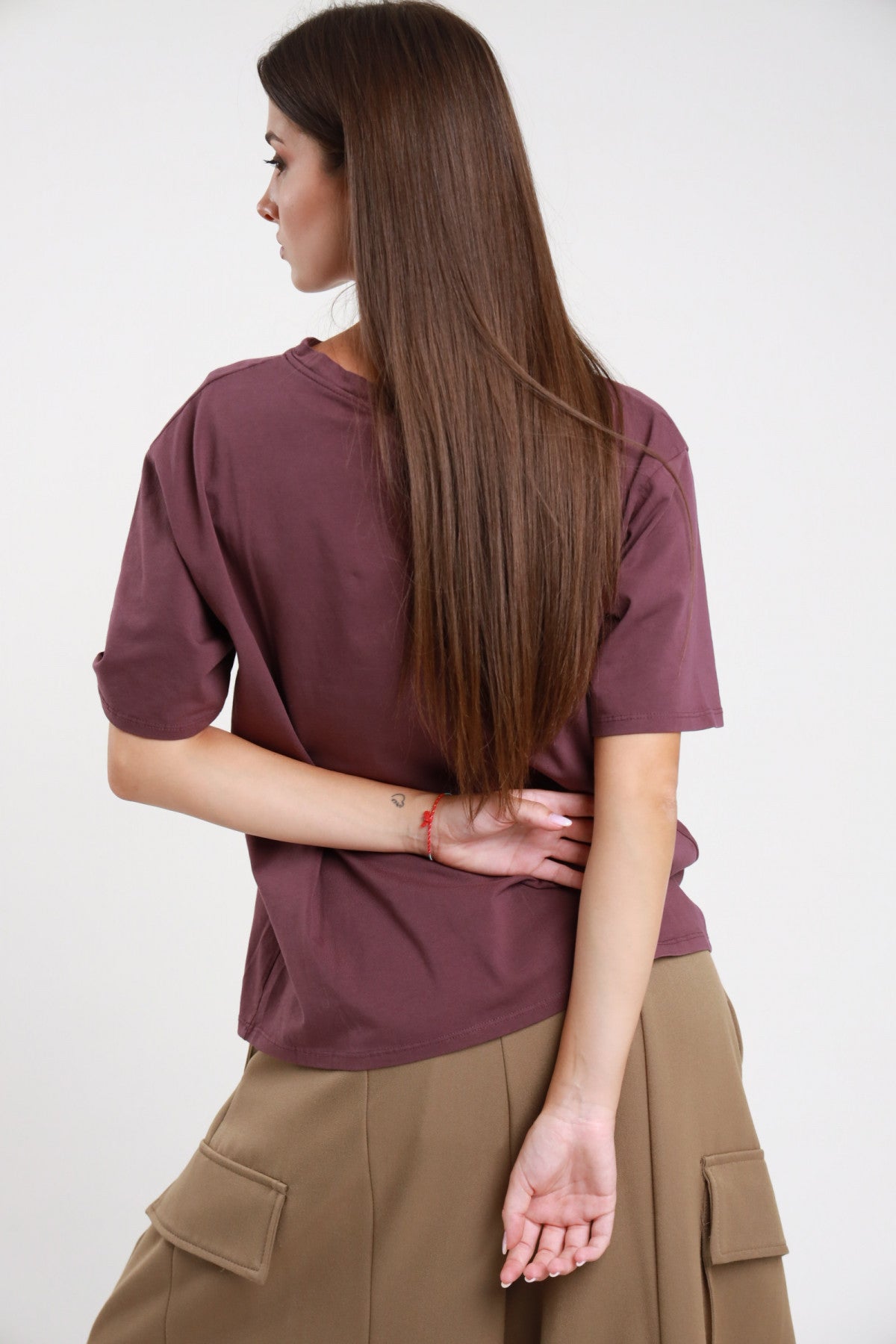 T-shirt Jaguar bordeaux prugna donna boxy oversize - vista posteriore con pantaloni cargo kaki