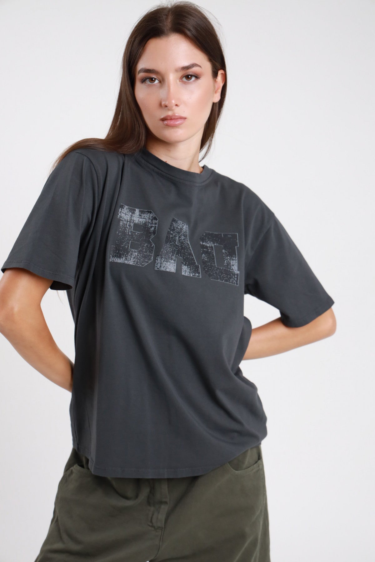 T-shirt Bad antracite donna boxy oversize con stampa grafica BAD effetto vintage - vista frontale con pantaloni cargo verde militare