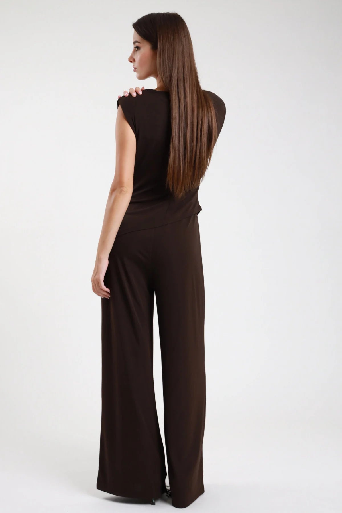 Tuta intera marrone cioccolato pantalone palazzo wide leg - vista posteriore modella