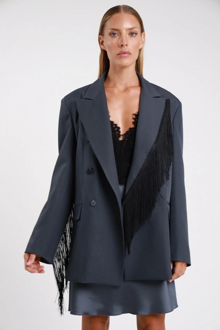 Blazer oversize grigio antracite con frange nere donna – look sartoriale contemporaneo e di carattere