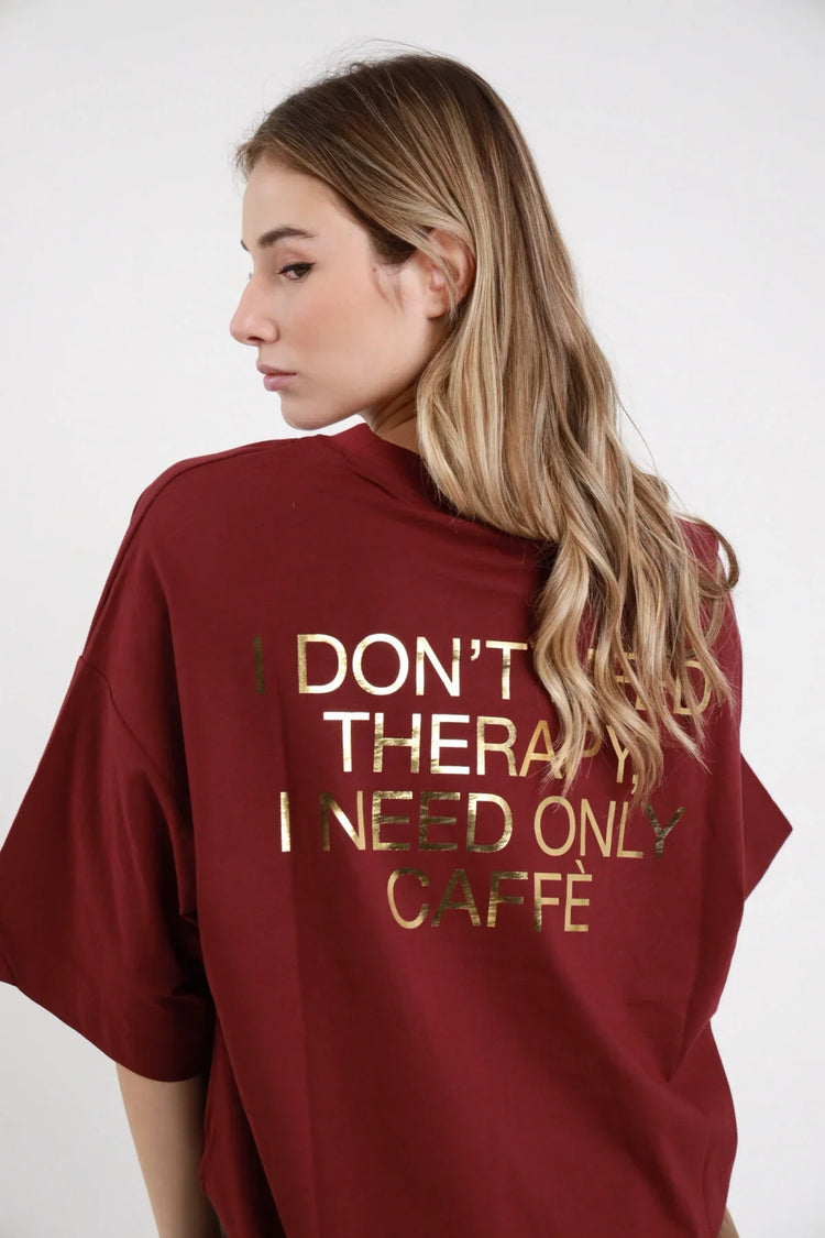 T-shirt oversize bordeaux con stampa grafica dorata sul retro donna – stile bold e contemporaneo