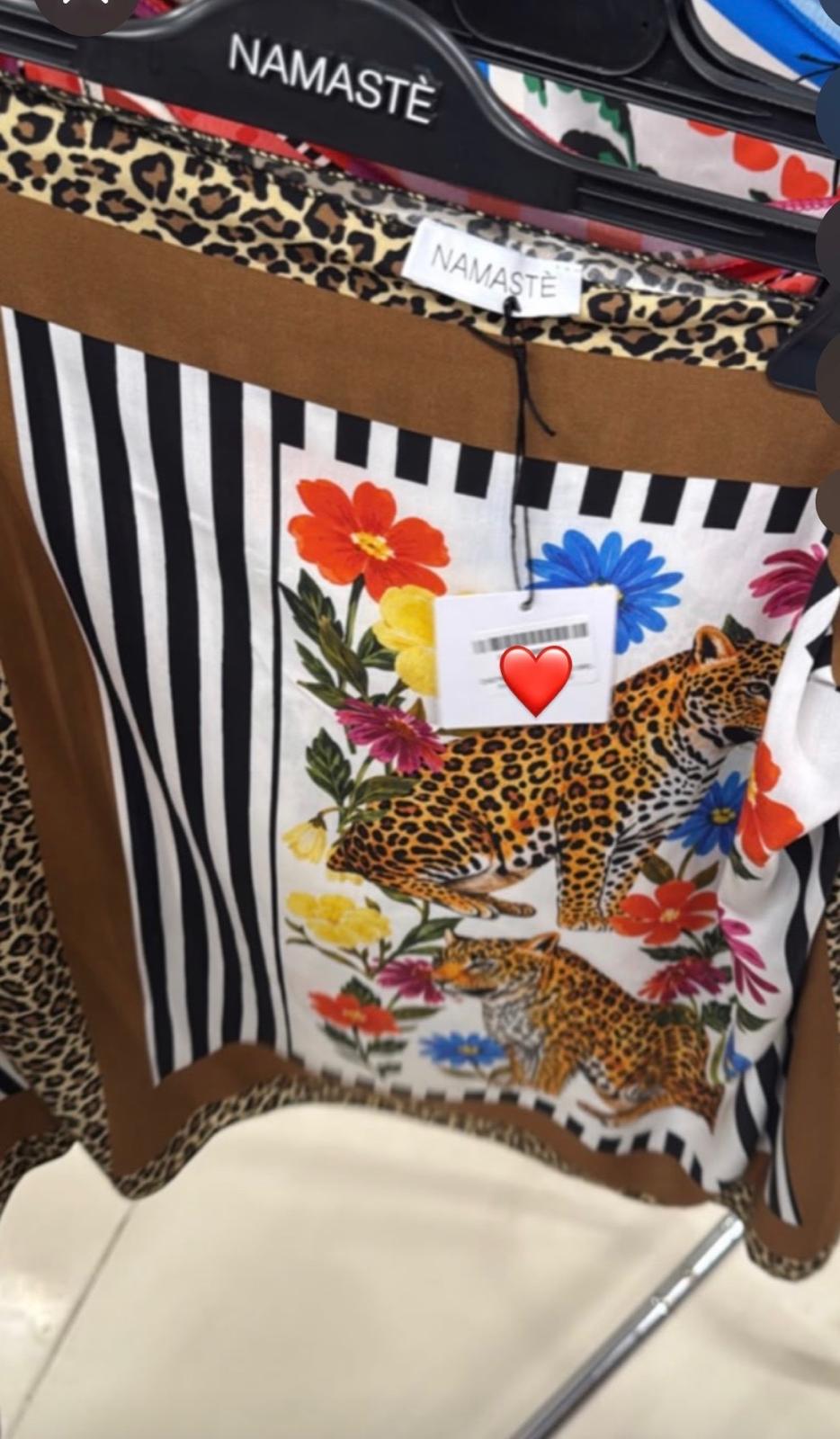 Pareo mini gonna Namaste Jungle Bloom con stampa leopardo e fiori tropicali colorati su sfondo bianco a righe nere, bordo marrone – stile jungle estivo