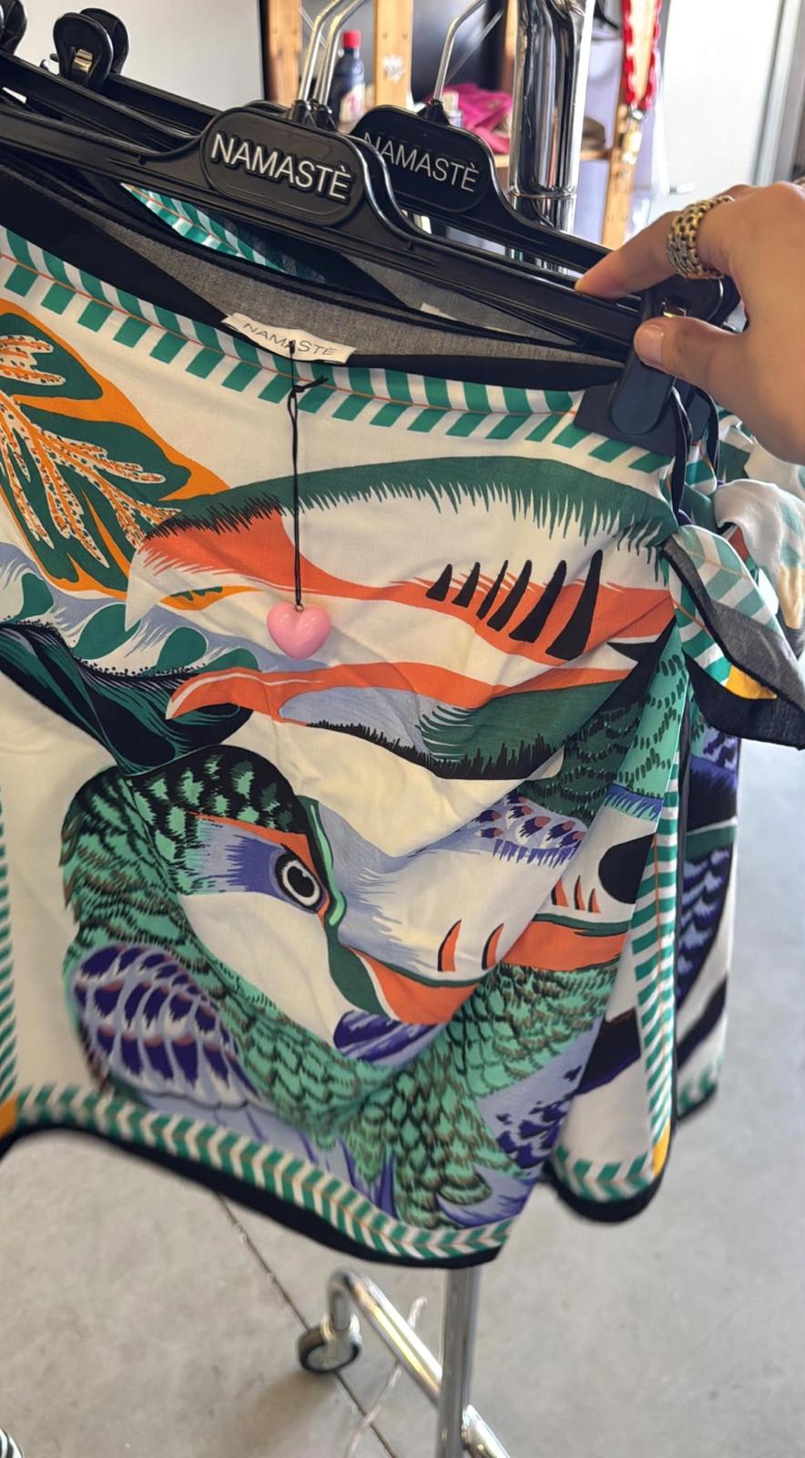 Pareo mini Namaste fondo bianco con stampa tucano verde arancio e viola, foglie tropicali e bordo a righe verdi