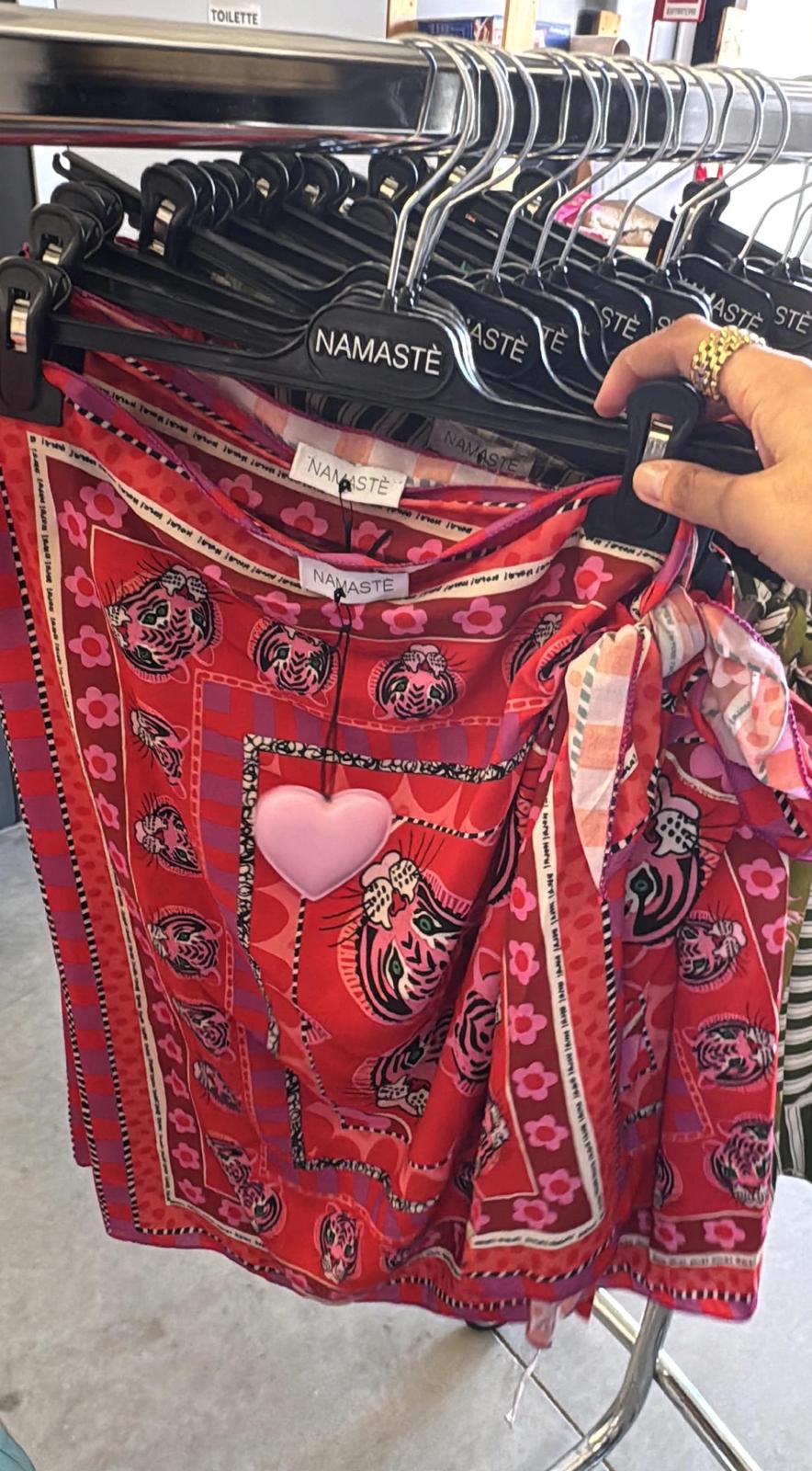 Pareo mini Namaste rosso con stampa tigri, fiori rosa e cuore applicato, stile bold tropicale