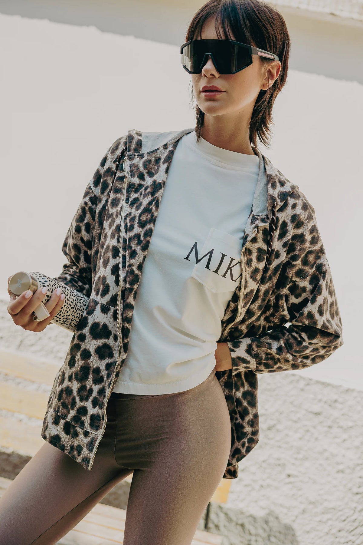 Felpa zip mika maku leopardata marrone vista frontale aperta con t-shirt bianca e occhiali