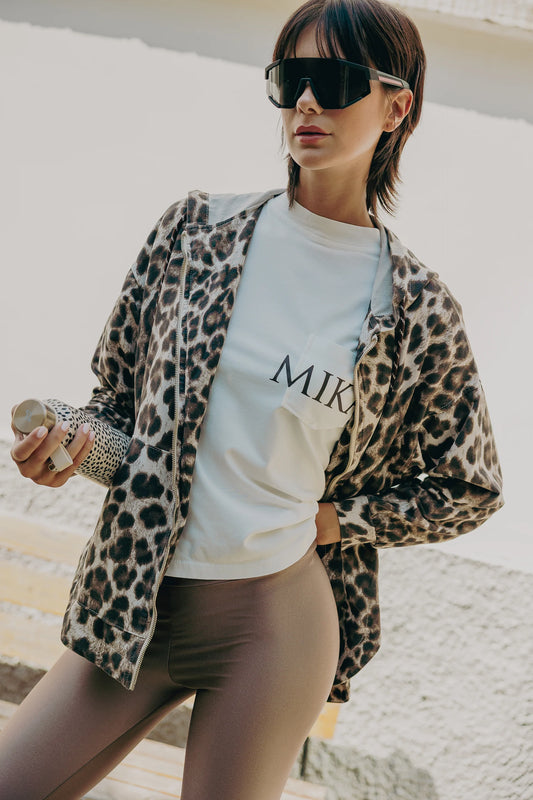 Felpa zip mika maku leopardata marrone vista frontale aperta con t-shirt bianca e occhiali