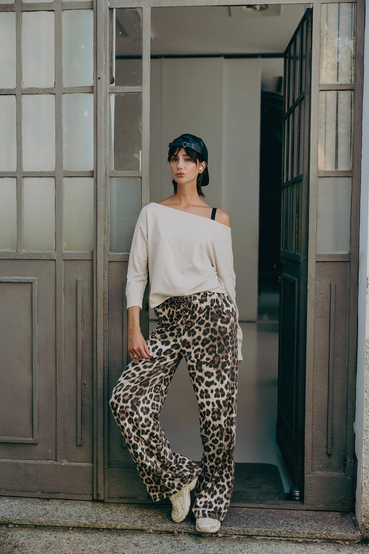 Pantalone felpa largo leopardato beige wide leg vista frontale completa con vita elastica coulisse