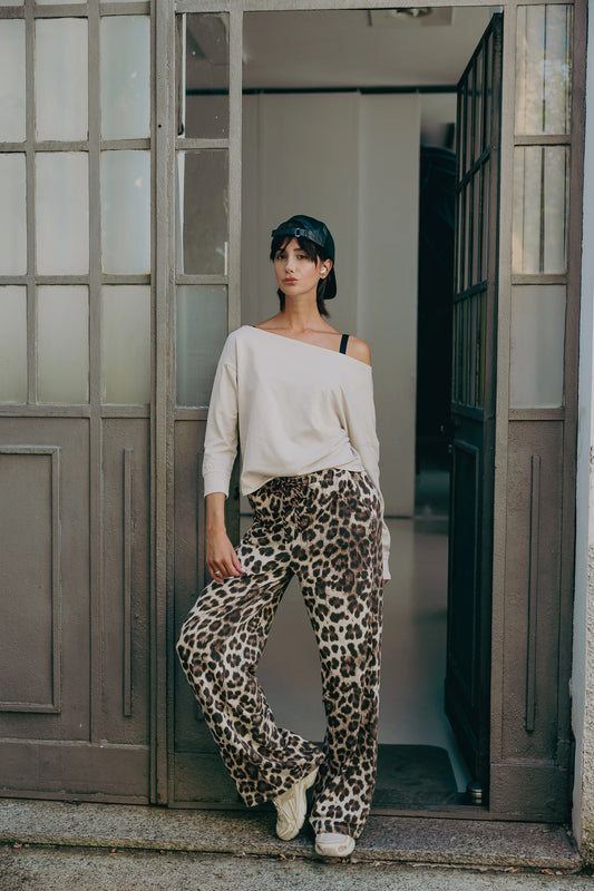 Pantalone felpa largo leopardato beige wide leg vista frontale completa con vita elastica coulisse