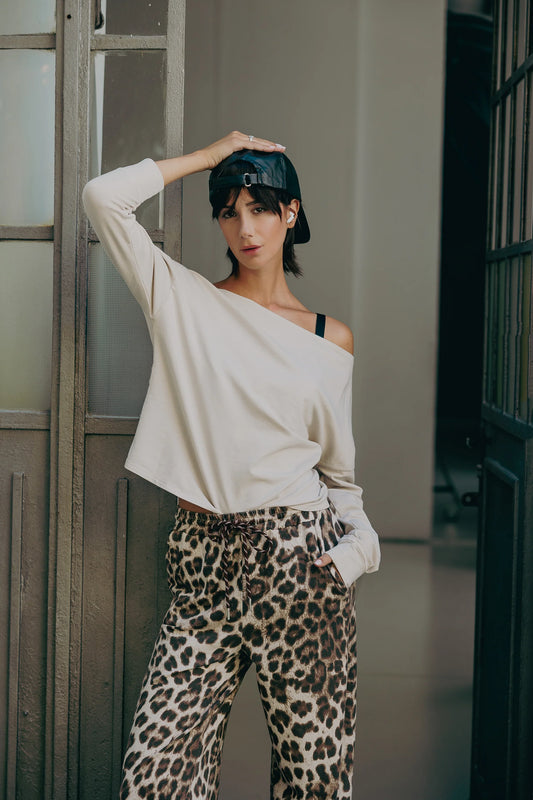 Felpa mika monospalla scollo asimmetrico ecru oversize vista frontale con pantalone leopardato