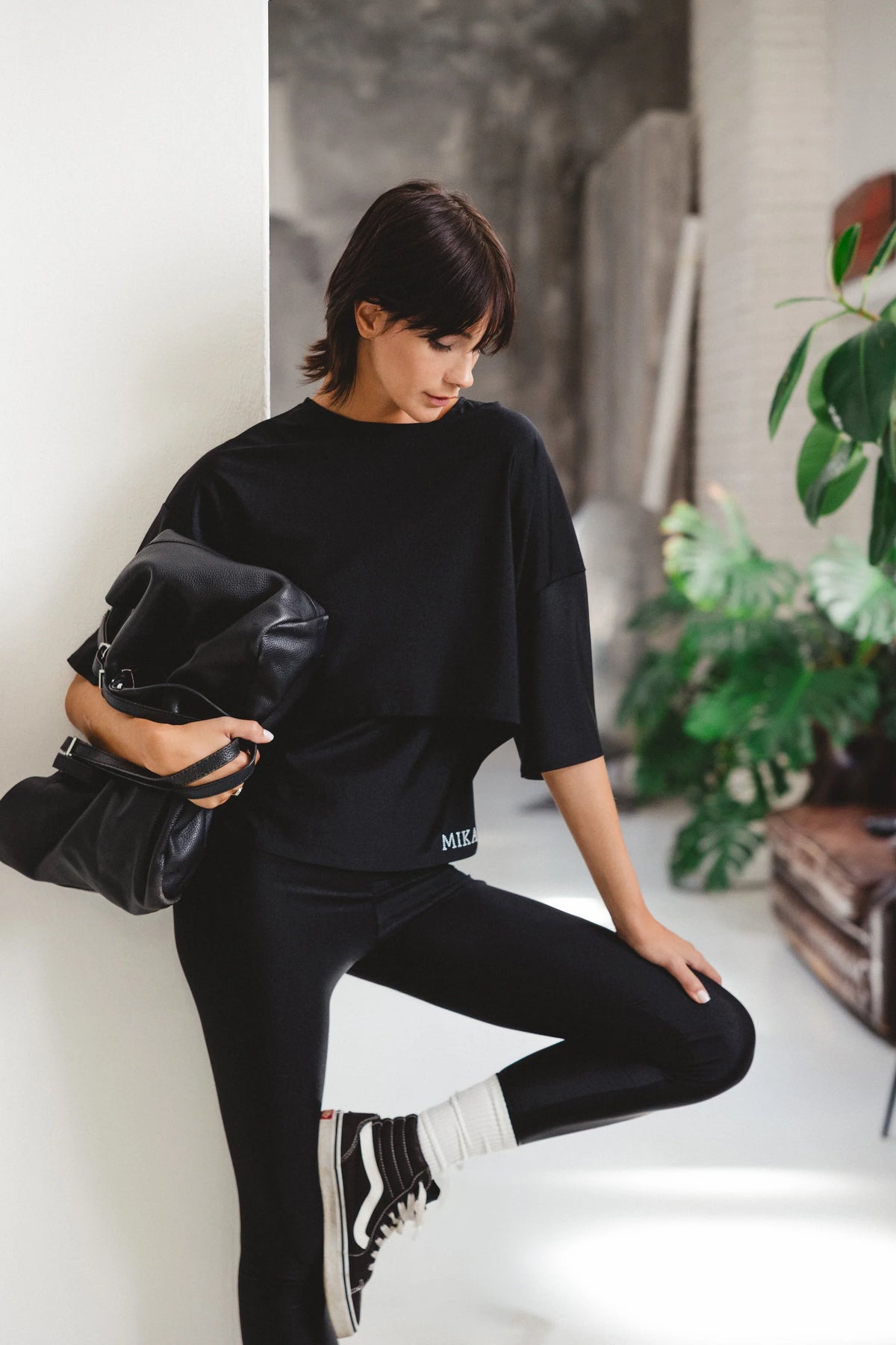 T-shirt mika tanto nero crop oversize maniche pipistrello vista frontale outfit con leggings e Vans
