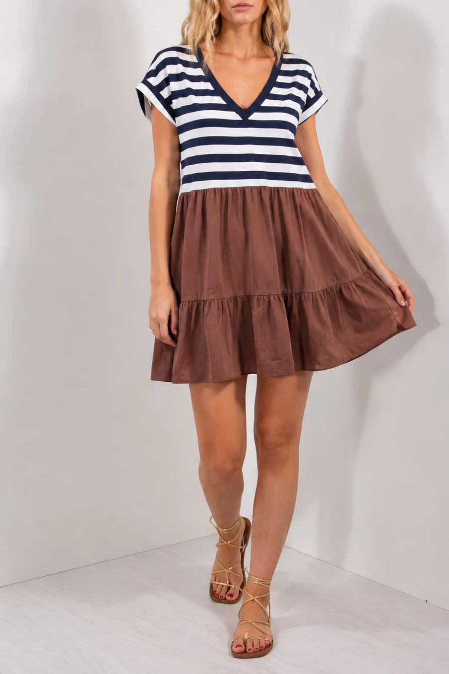 Abito V Righe Cotone DUDA – colorazione blu navy con righe bianche e gonna marrone, vista frontale con sandali dorati