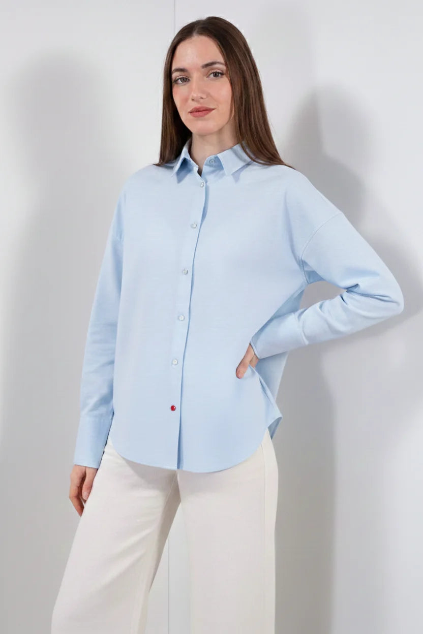 Camicia Oxford Giuly Duda da donna in azzurro chiaro, con colletto classico e maniche lunghe