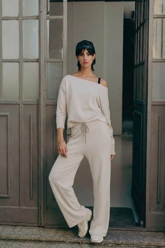 Pantalone felpa mika largo ecru wide leg vista frontale completa con felpa monospalla coordinata