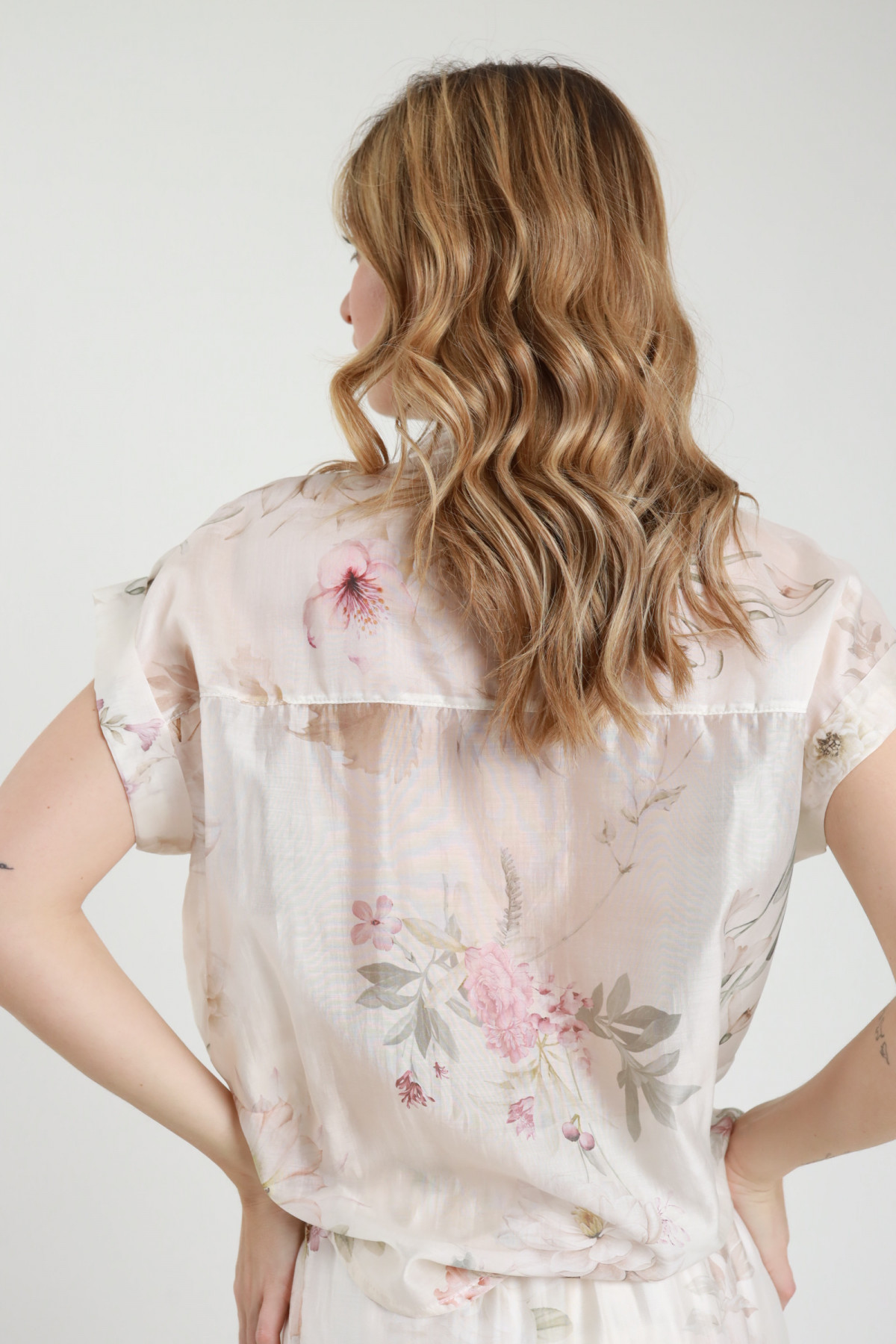 Camicia donna a stampa floreale avorio con taschino paillettes argento, vista frontale