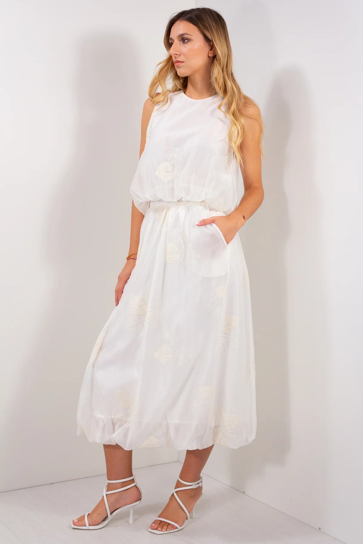 Gonna Lyocell Ricamata DUDA – colorazione bianco panna con ricami ton sur ton, vista laterale con top coordinato