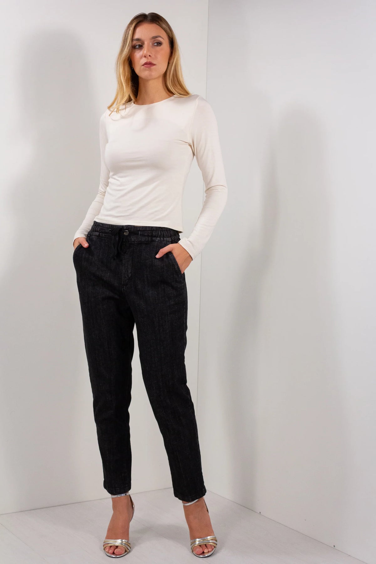Jeans sigaretta coulisse nero vista frontale completa con gamba affusolata