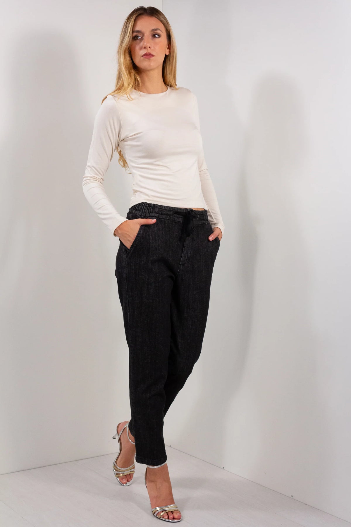 Jeans sigaretta coulisse nero vista laterale con vita elasticizzata e laccio
