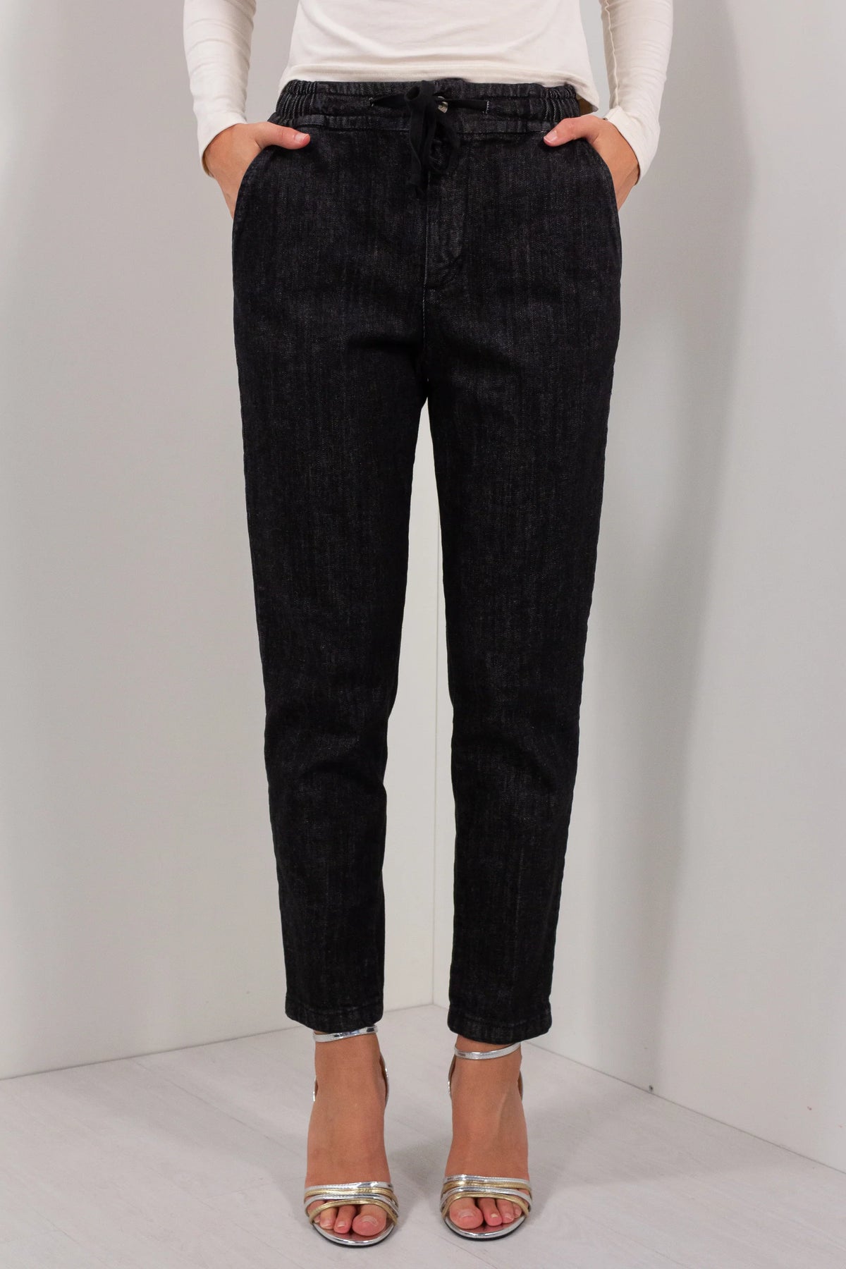 Jeans sigaretta coulisse nero dettaglio vita con coulisse e gamba sigaretta