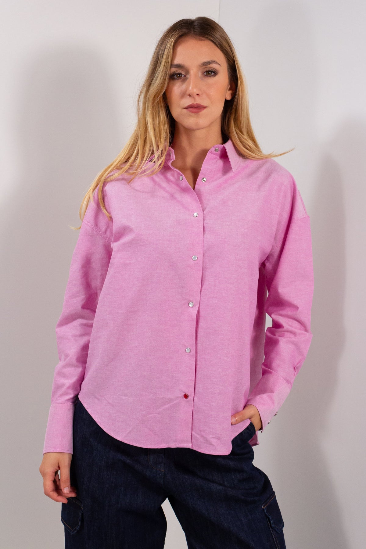 Camicia Oxford Giuly Duda da donna in rosa, con colletto classico e bottoni frontali