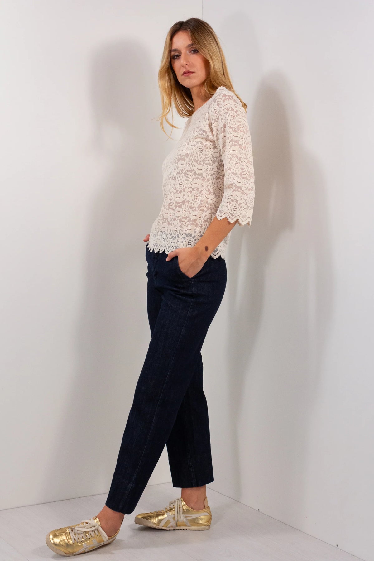 Jeans zampetta denim scuro vista laterale con gamba a zampetta
