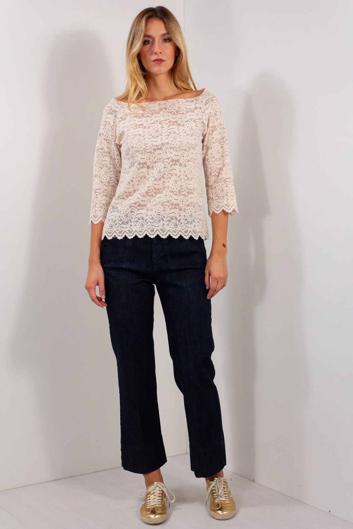 Jeans zampetta denim scuro vista frontale dettaglio gamba campana