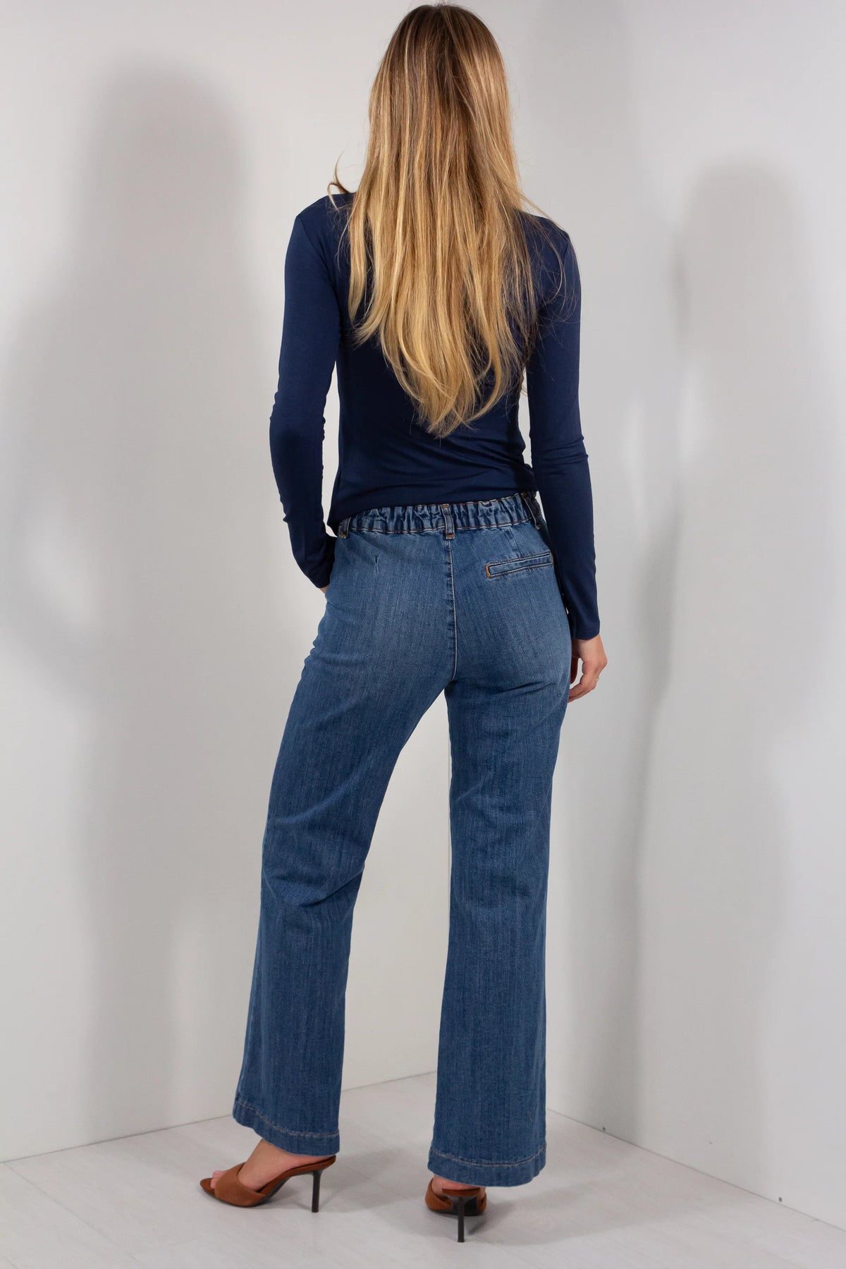 Jeans palazzo elastico denim blu vista posteriore con elastico in vita