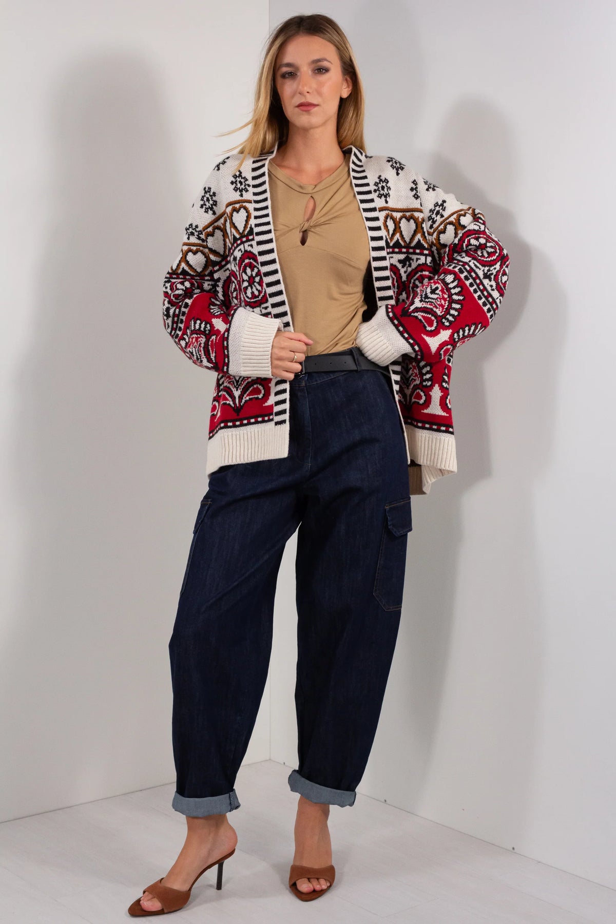 Cardigan Fantasia Rio DUDA panna rosso nero - vista intera con jeans cargo e sandali tacco