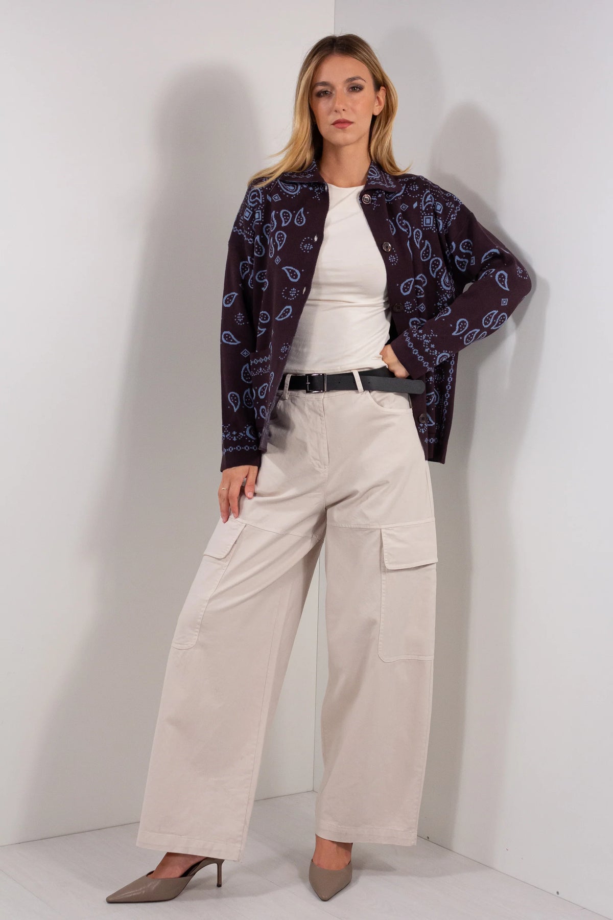 Giacca Bandana DUDA blu notte azzurro - vista intera total look con pantaloni cargo beige e tacchi