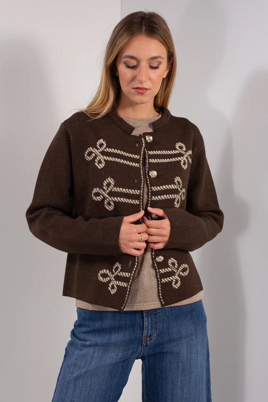 Giacca Napoleone DUDA marrone cioccolato con ricami dorati - vista frontale aperta con jeans