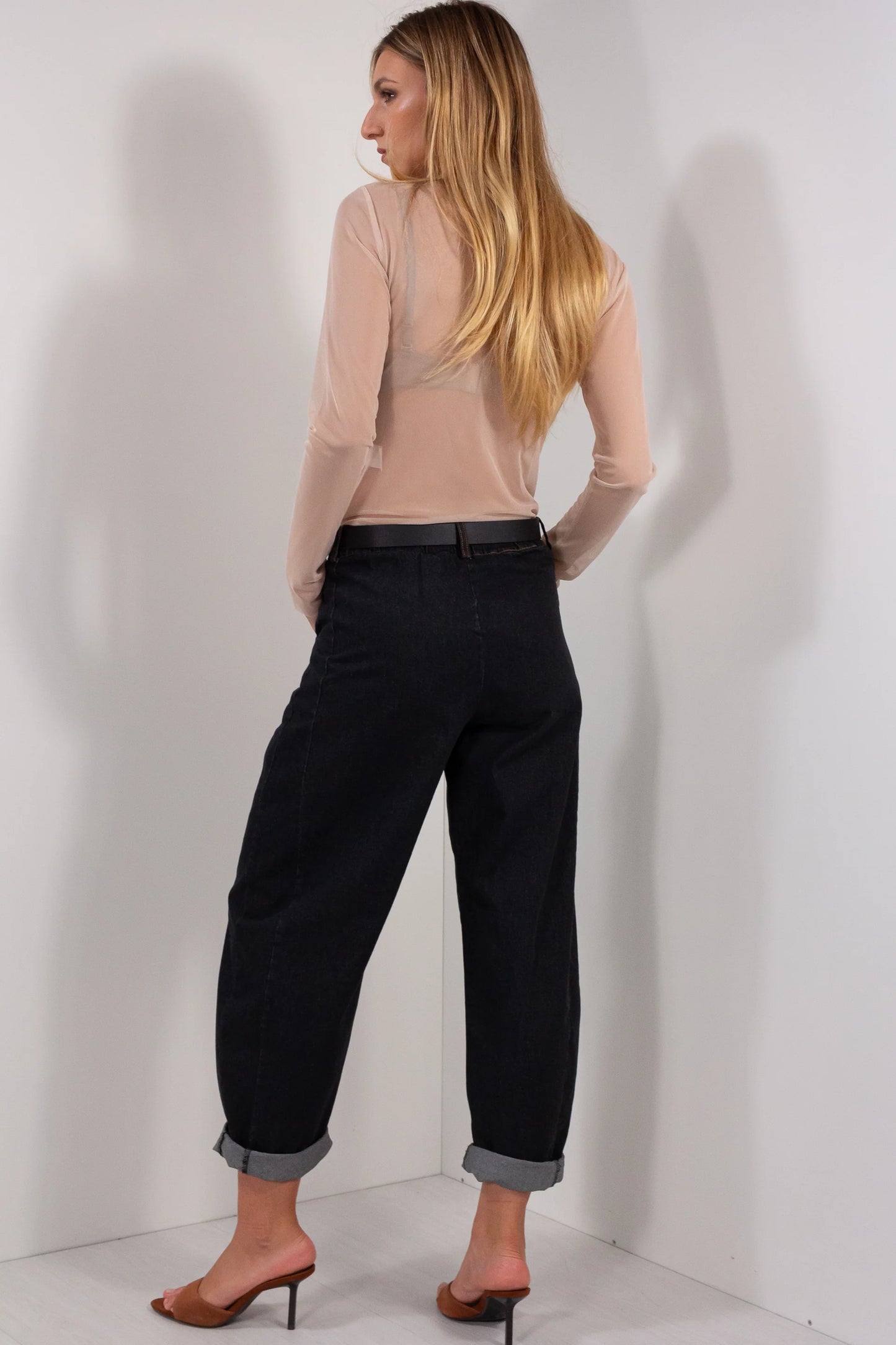 Jeans Momfit Dark DUDA antracite - vista posteriore con risvolto e tacco