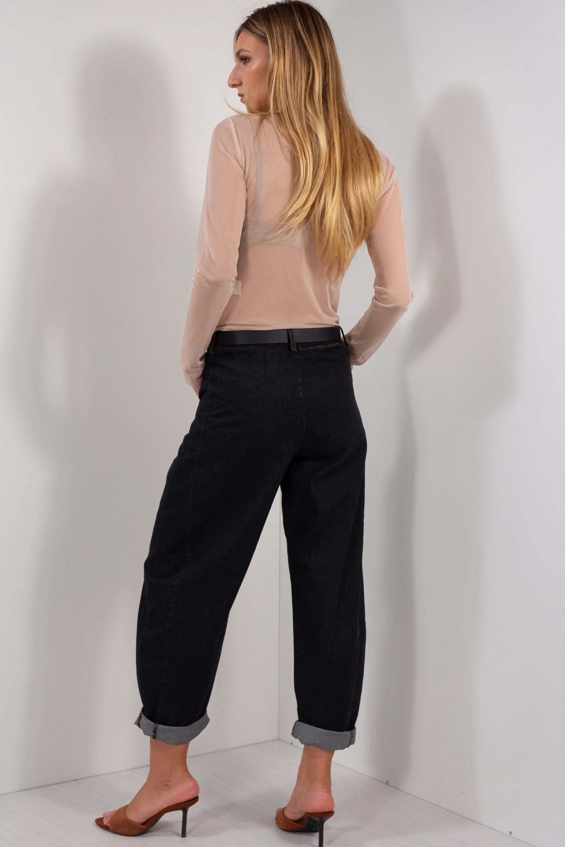 Jeans Momfit Dark DUDA antracite - vista posteriore con risvolto e tacco