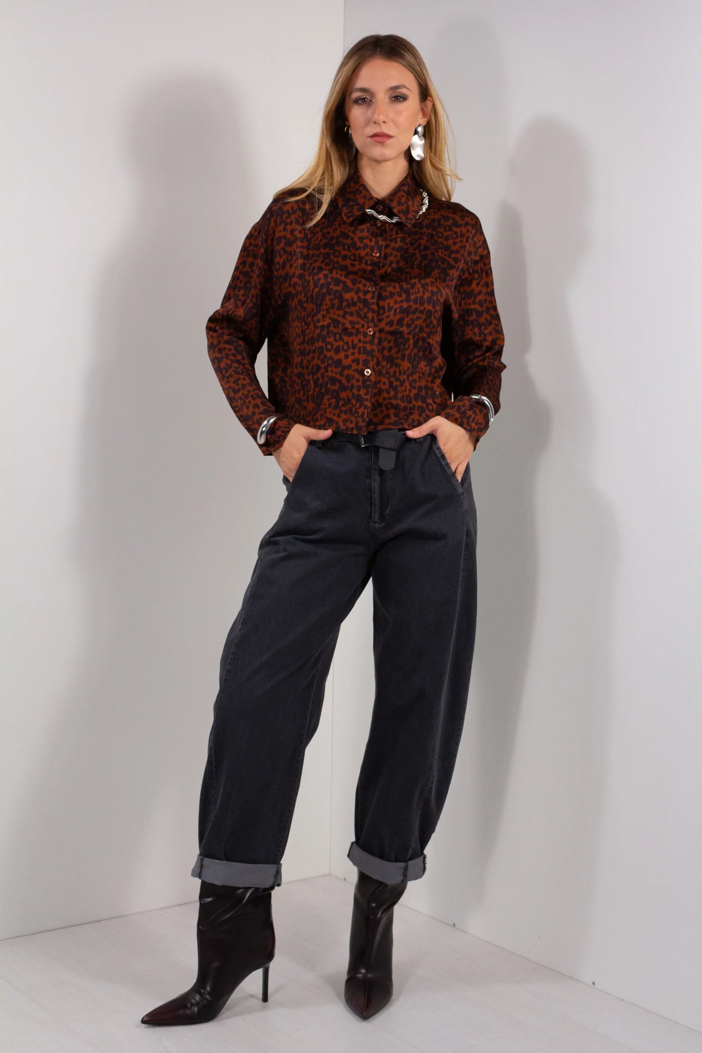 Camicia Animalier DUDA leopardata ruggine nero - look completo frontale con jeans cargo e stivali