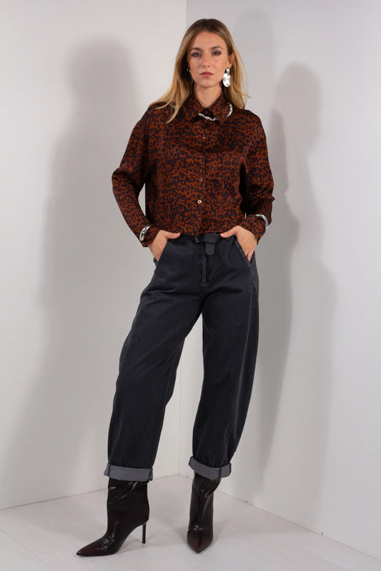 Camicia Animalier DUDA leopardata ruggine nero - look completo frontale con jeans cargo e stivali