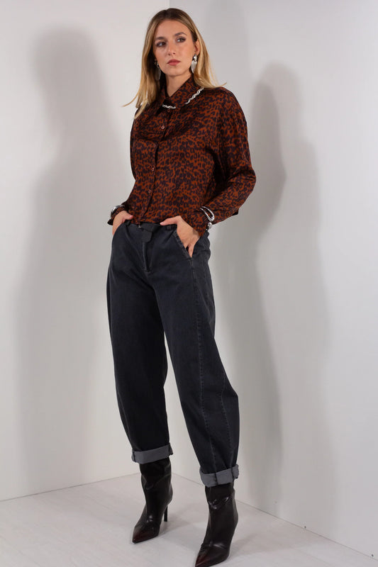 Jeans Momfit Dark DUDA antracite - look completo frontale con camicia fantasia e stivali